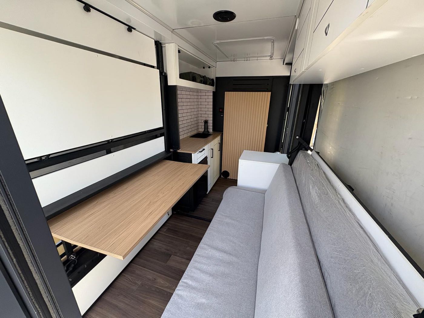 Cocina del módulo camper Cubox instalado en furgoneta