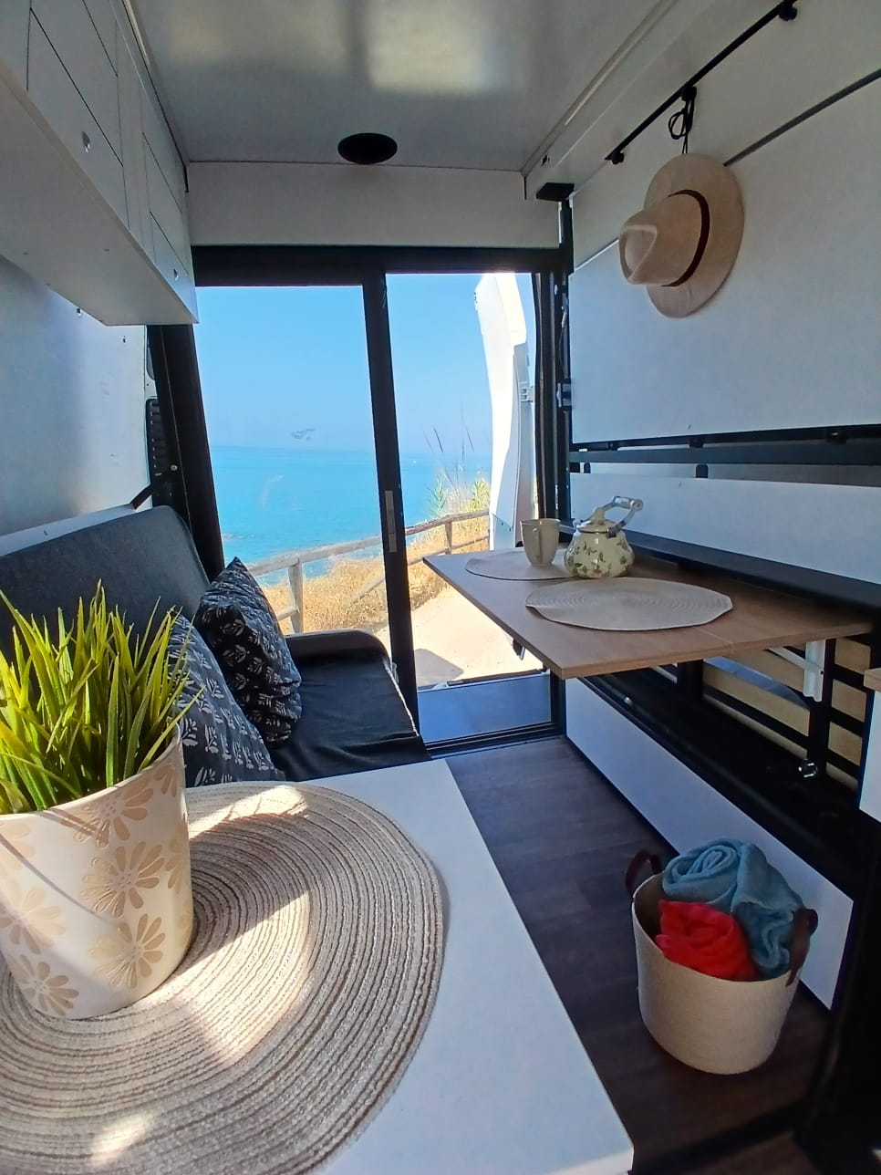 Zona de descanso del módulo camper reversible Cubox, con vistas al mar