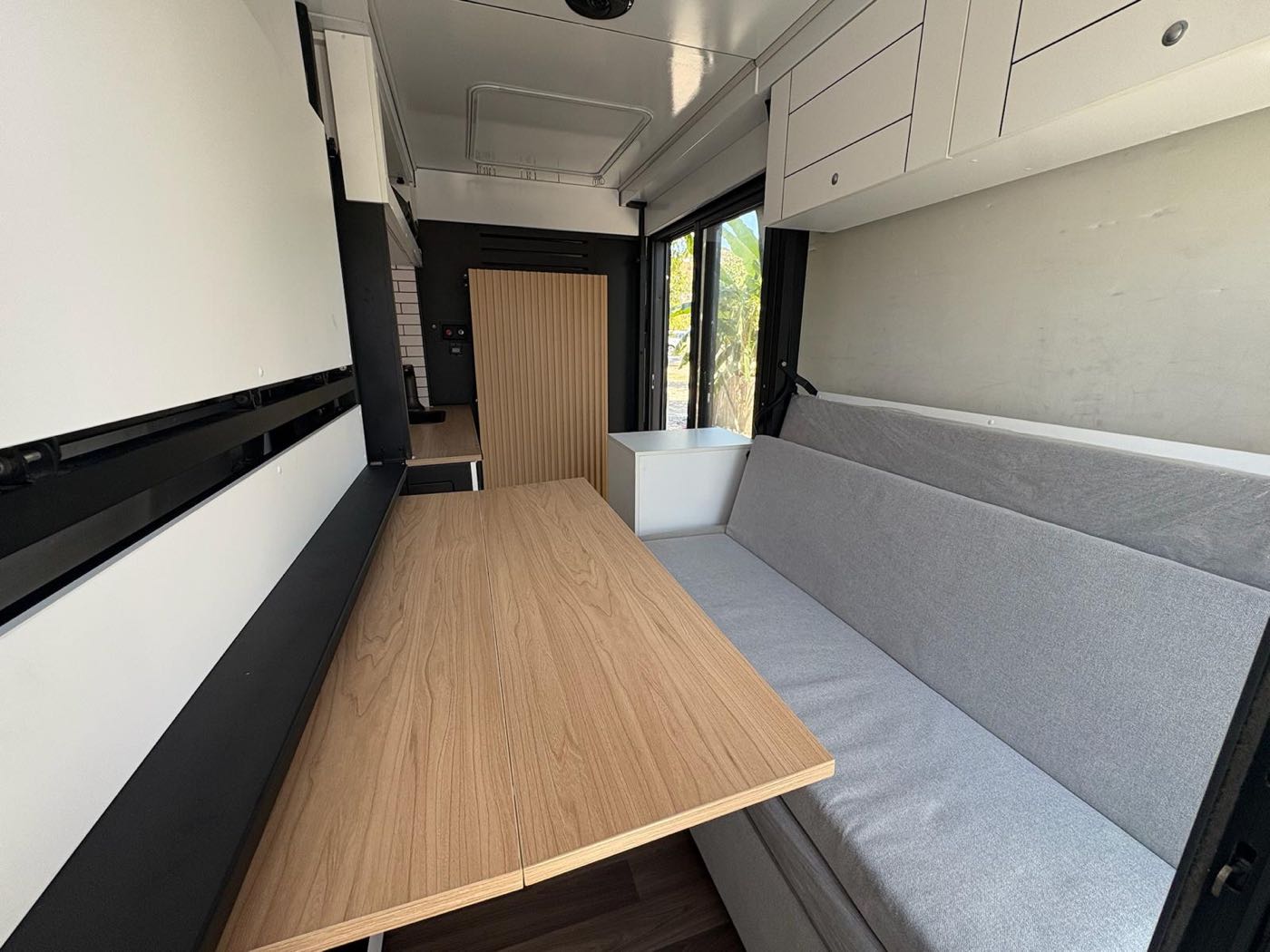 Almacenaje y mesa abatible del módulo camper reversible Cubox