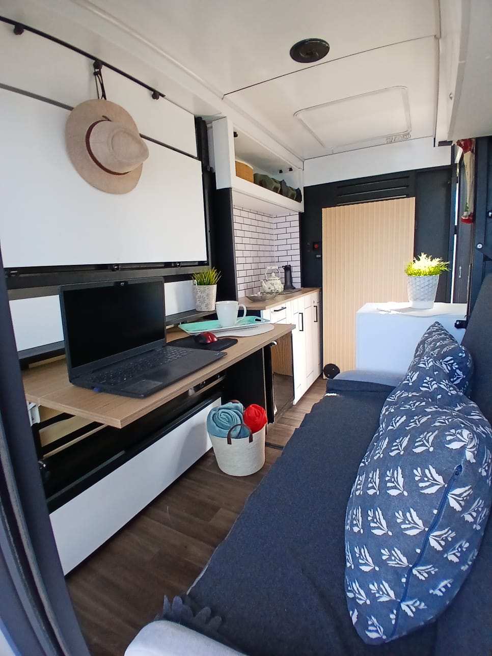 Escritorio y zona de oficina del módulo camper Cubox
