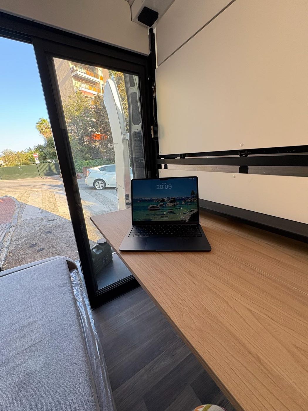 Espacio de trabajo con vistas en furgoneta camperizada Cubox